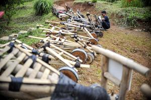 INDONESIA-BANDUNG-CARRERA DE CARROS TRADICIONALES DE MADERA