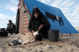 MEDIO ORIENTE-GAZA-DEIR AL-BALAH-PERSONAS DESPLAZADAS-VIDA EN TIENDA DE CAMPAÑA