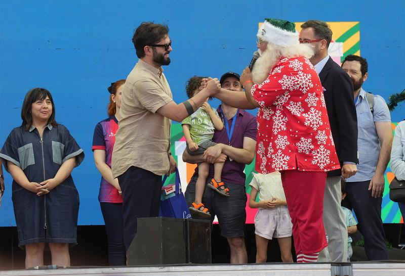 Presidente Boric celebra festival navideño